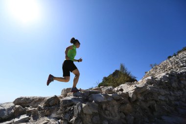 Dağı'nda çalışan kadın