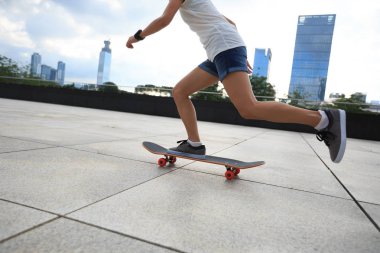 Genç kaykaycı City adlı at binme