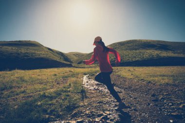 otlak üzerinde çalışan genç kadın 