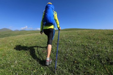 otlak dağın tepesinde yürüyen backpacking kadın