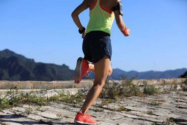 Dağda çalışan genç kadın