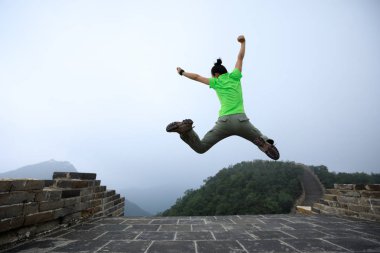 genç kadın büyük duvara atlama