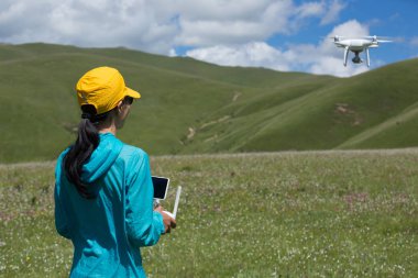 drone açık havada uçan ile genç kadın fotoğrafçı