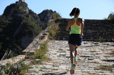 Dağda çalışan genç kadın