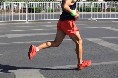 Maraton koşucusu yolda