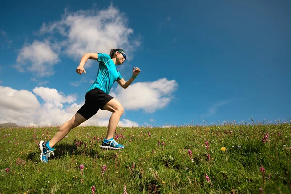  dağ çayır üzerinde çalışan kadın runner