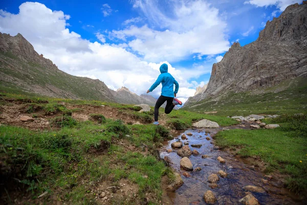 genç kadın üzerinde akışı atlama