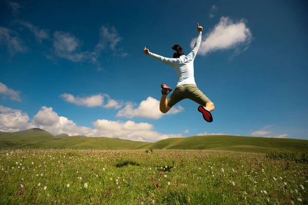 Mujer Joven Saltando Prado Montaña — Foto de Stock
