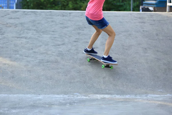 Gördeszkás lábak lovaglás a skatepark — Stock Fotó