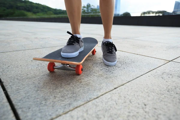 Genç kaykaycı City adlı at binme