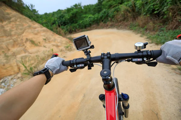 Junge Frau Fährt Mountainbike Auf Bergpfad — Stockfoto