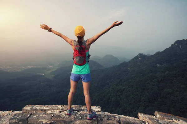 Young Woman Open Arms Standing Great Wall Top Mountain — Stock Photo, Image