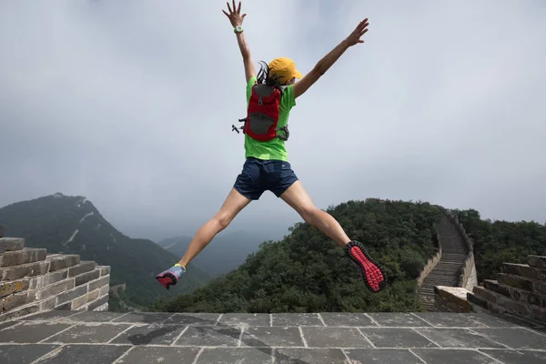 genç kadın büyük duvara atlama