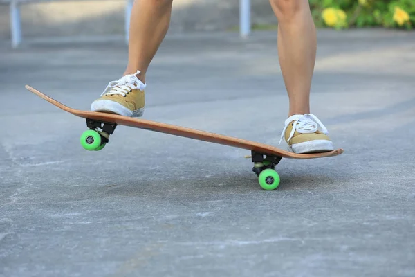 Skateboarder benen rijden op skatepark — Stockfoto