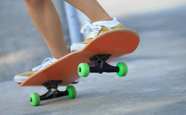 Πόδια skateboarder ιππασίας στο skatepark — Φωτογραφία Αρχείου