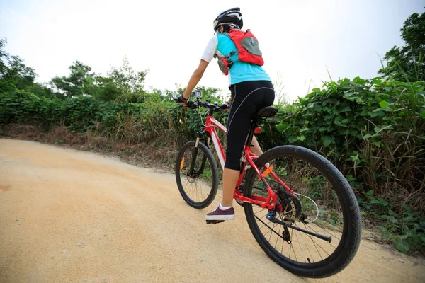 Жінка катається на гірському велосипеді — стокове фото