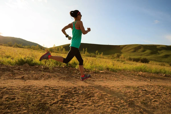 Mujer joven corriendo por el camino de tierra —  Fotos de Stock