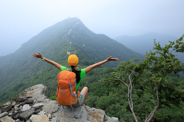 Молодая женщина с распростертыми объятиями