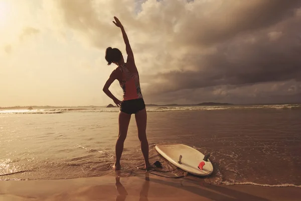 Joven surfista calentando — Foto de Stock
