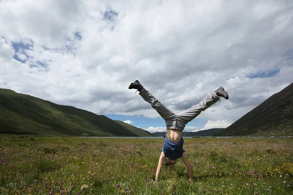 Mujer joven haciendo handstand — Foto de Stock