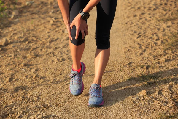 Woman Runner Hold Her Injured Knee Dirt Road — Stock Photo, Image