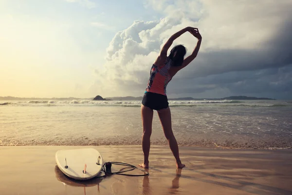 Joven surfista calentando —  Fotos de Stock