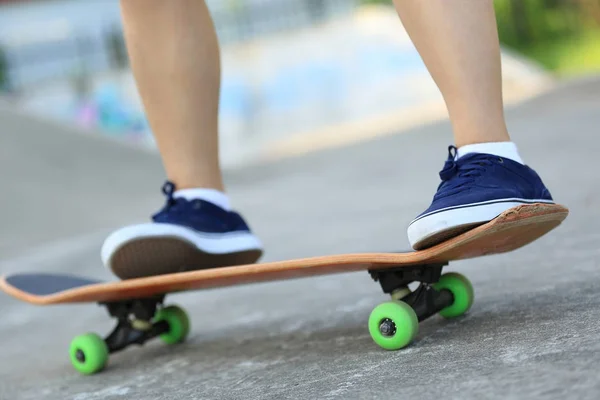 Skateboardåkare ben rider på skatepark — Stockfoto