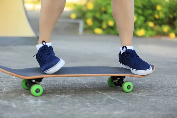 Skateboarder legs riding at skatepark — Stock Photo, Image