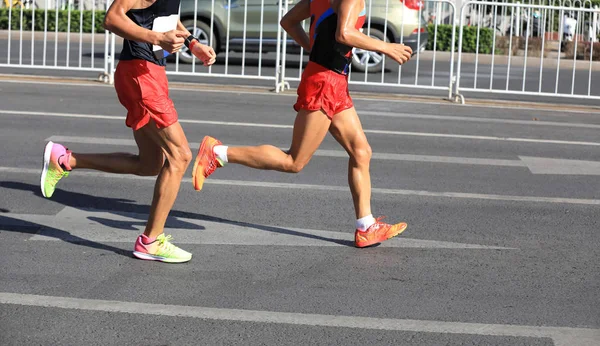 Maraton futók a városi úton — Stock Fotó
