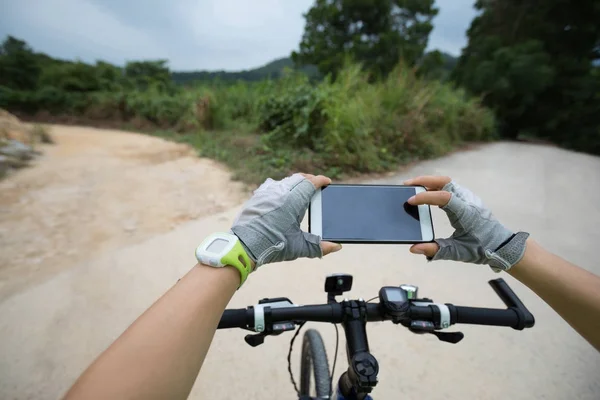 Cycliste Utilisant Smartphone Tout Faisant Vélo Sur Sentier Montagne — Photo