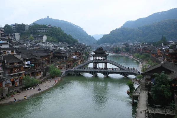 Casas antigas em Fenghuang cidade antiga — Fotografia de Stock