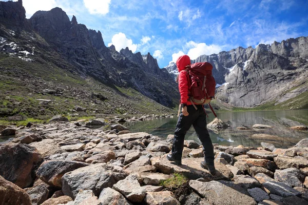 Молода жінка ходить по горах — стокове фото