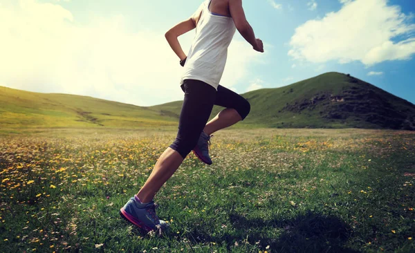 Woman  running on grass — Stock Photo, Image