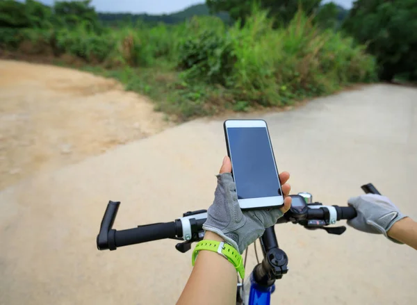 Radfahrer Nutzt Smartphone Beim Radeln Auf Bergpfad — Stockfoto