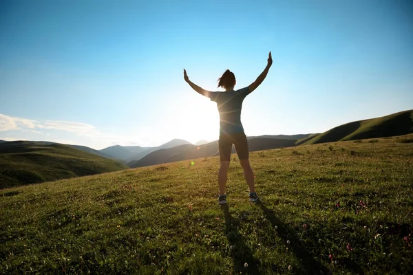 Jeune Femme Bras Ouverts Coucher Soleil Sommet Montagne — Photo