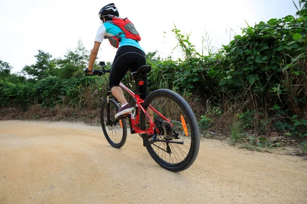 Vrouw rijden mountainbike — Stockfoto