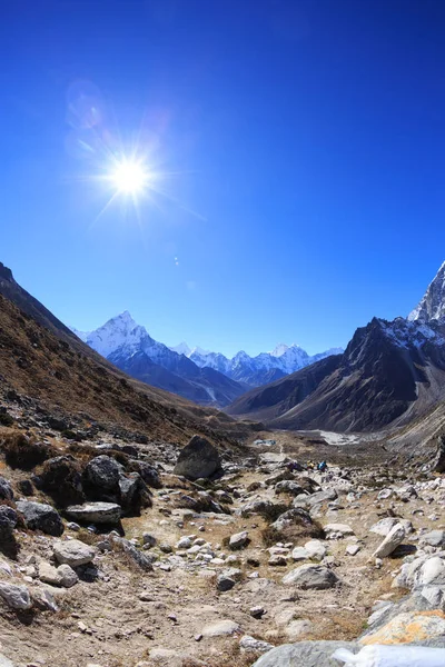 徒步旅行者徒步去珠峰大本营尼泊尔 — 图库照片
