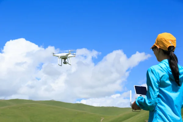 Jonge Vrouw Fotograaf Met Vliegende Drone Buitenshuis — Stockfoto