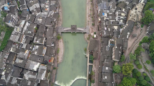 Oude huizen in oude stad van Fenghuang — Stockfoto