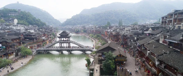 Casas antiguas en Fenghuang ciudad antigua — Foto de Stock