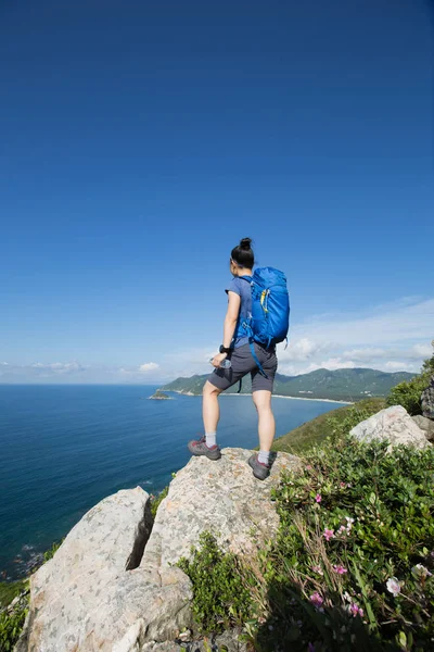 Giovane Donna Zaino Spalla Godendo Vista Dalla Cima Della Montagna — Foto Stock