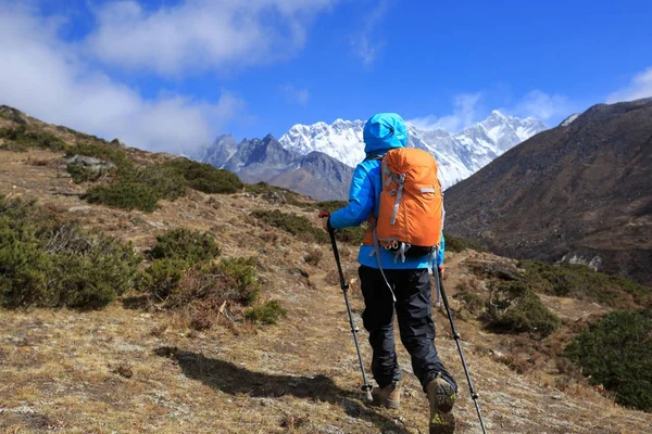 Giovane donna escursioni in montagna — Foto Stock