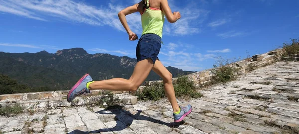 Junge Frau läuft auf Berg — Stockfoto