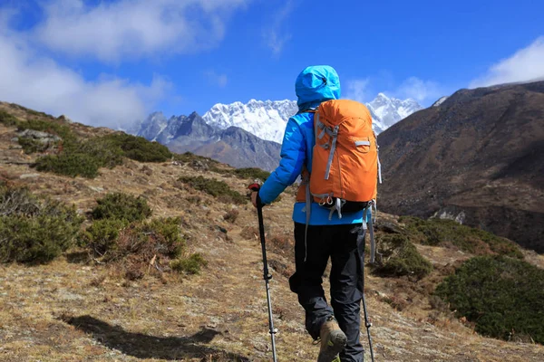 Jeune femme randonnée en montagne — Photo