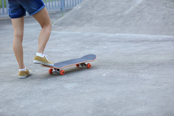 Gambe da skateboarder in sella allo skatepark — Foto Stock