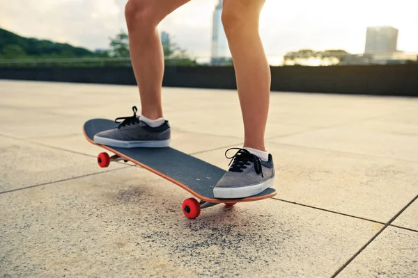 Катание на скейтборде по городу — стоковое фото