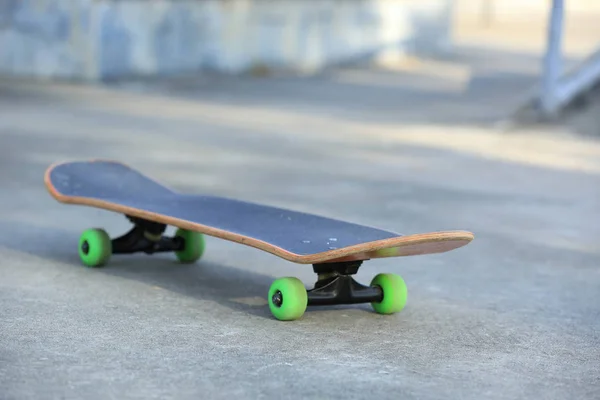Skateboard in skatepark klaar voor paardrijden — Stockfoto