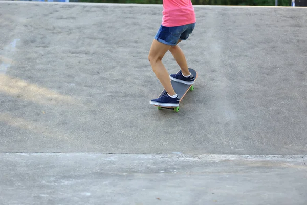 Jambes Skateboarder équitation à skatepark — Photo