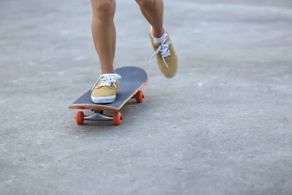 Πόδια skateboarder ιππασίας στο skatepark — Φωτογραφία Αρχείου