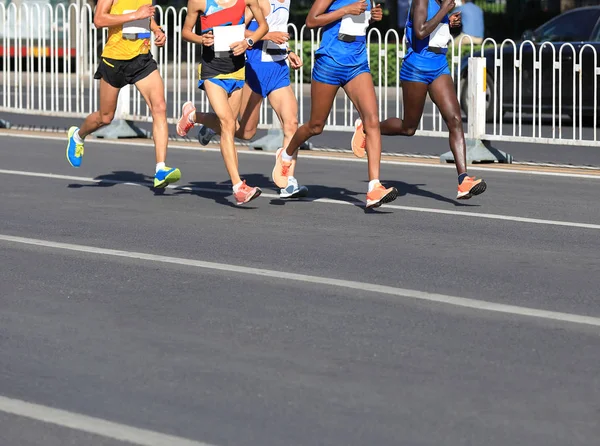 Marathon runners on city road — Stock Photo, Image